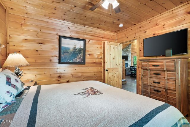 1924 Bear Creek Falls Way, Sevierville, TN 37876