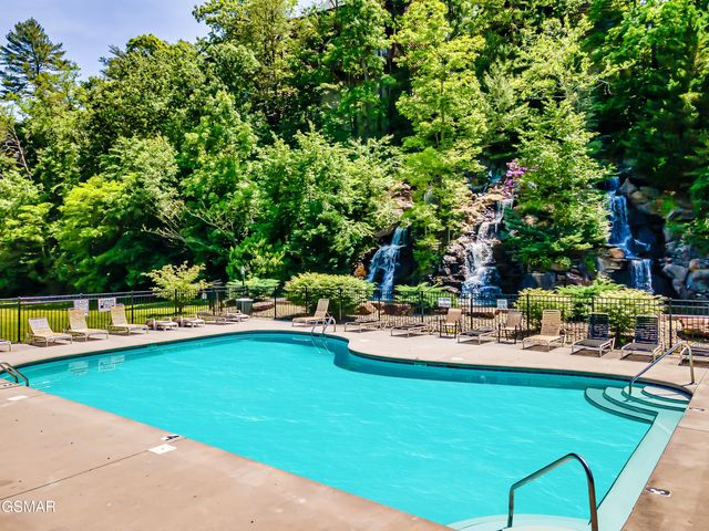 1924 Bear Creek Falls Way, Sevierville, TN 37876