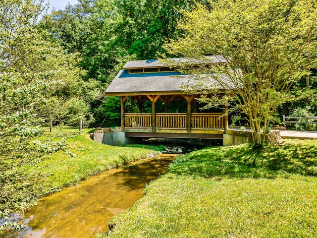 1924 Bear Creek Falls Way, Sevierville, TN 37876