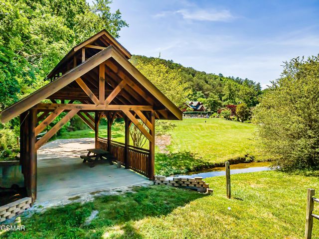 1924 Bear Creek Falls Way, Sevierville, TN 37876