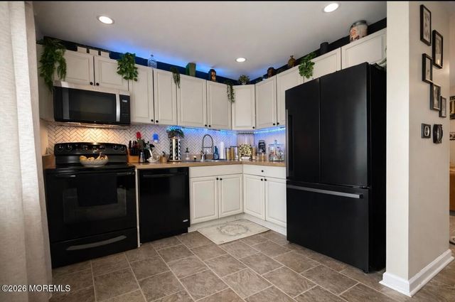 15 Commodore Court, Barnegat, NJ 08005