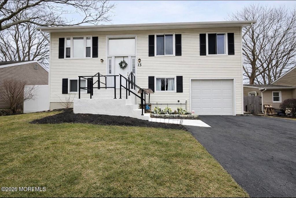 15 Commodore Court, Barnegat, NJ 08005