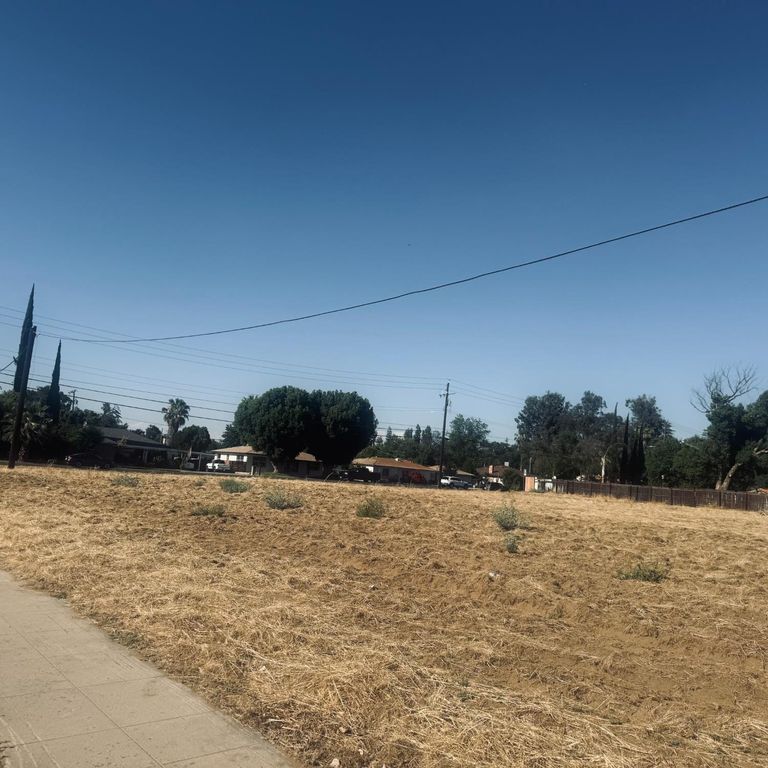 Image 1 of property listing at 127 S Fine Avenue, Fresno, CA 93727