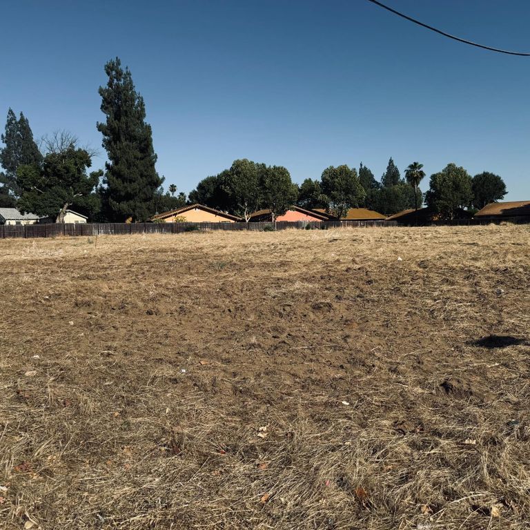 Image 2 of property listing at 127 S Fine Avenue, Fresno, CA 93727
