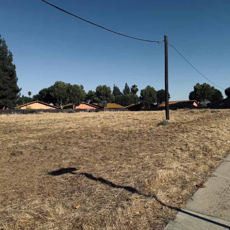 Image 3 of property listing at 127 S Fine Avenue, Fresno, CA 93727