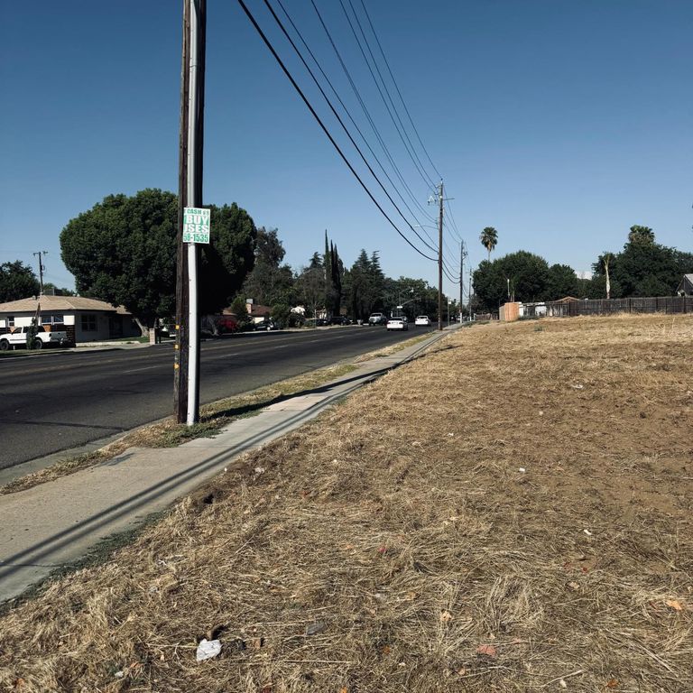 Image 4 of property listing at 127 S Fine Avenue, Fresno, CA 93727