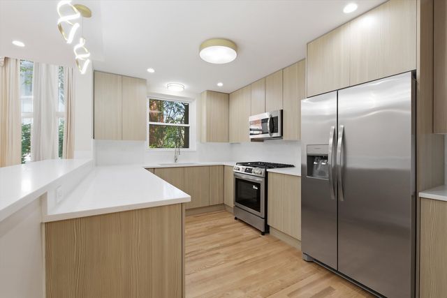 5510 S CORNELL Avenue D, Chicago, IL 60637