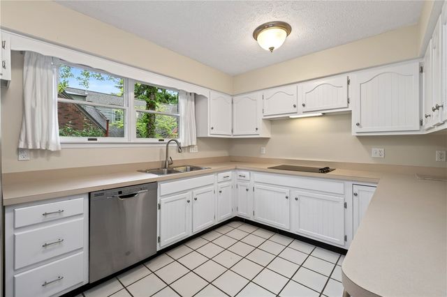 222 Wisteria Drive, Oakwood, OH 45419