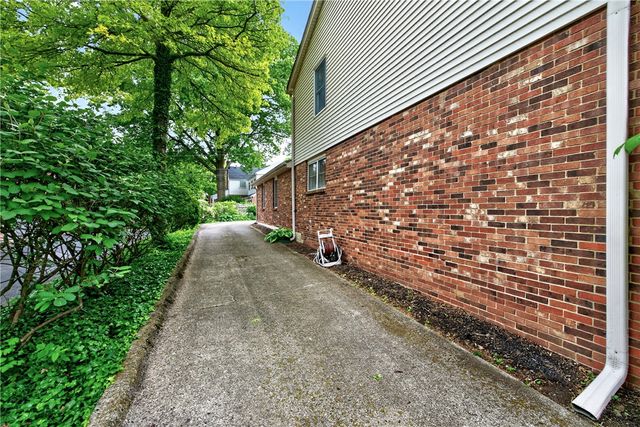 222 Wisteria Drive, Oakwood, OH 45419