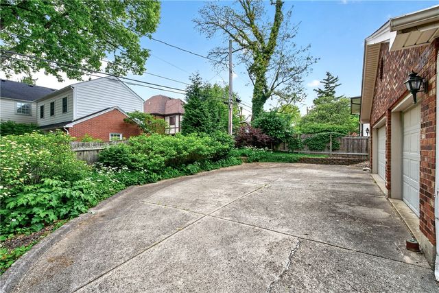 222 Wisteria Drive, Oakwood, OH 45419
