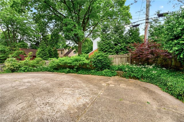 222 Wisteria Drive, Oakwood, OH 45419