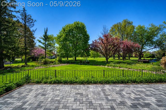 36368 Old Homestead Drive, Farmington, MI 48335