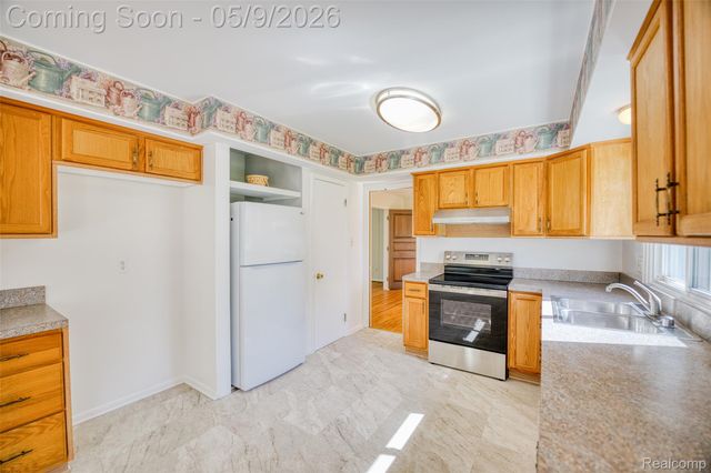36368 Old Homestead Drive, Farmington, MI 48335
