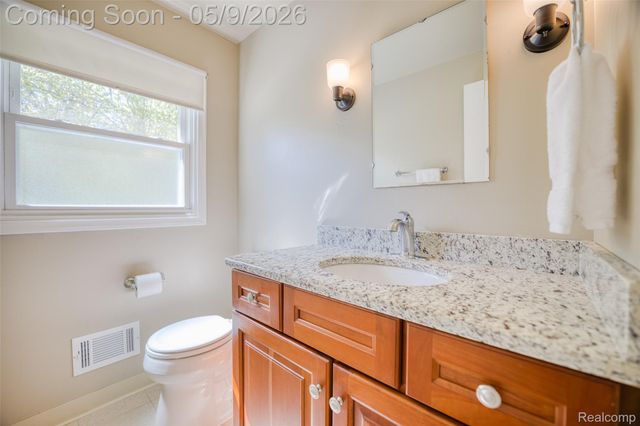 36368 Old Homestead Drive, Farmington, MI 48335