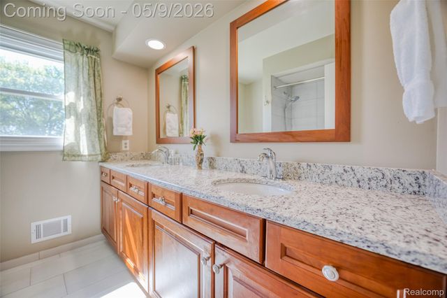 36368 Old Homestead Drive, Farmington, MI 48335