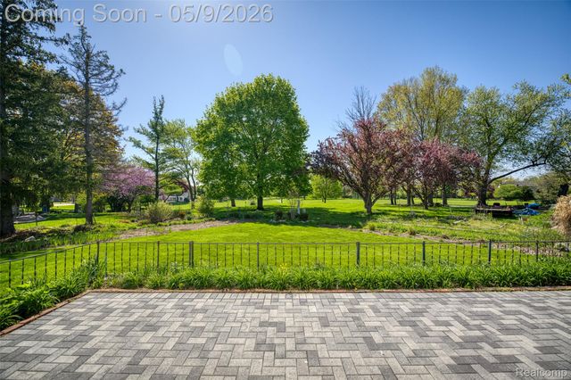 36368 Old Homestead Drive, Farmington, MI 48335