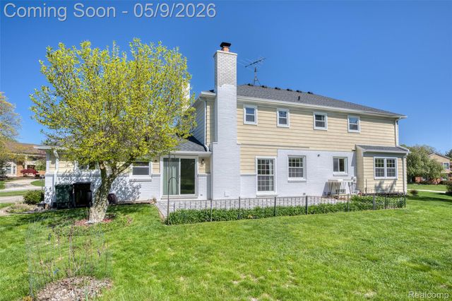 36368 Old Homestead Drive, Farmington, MI 48335