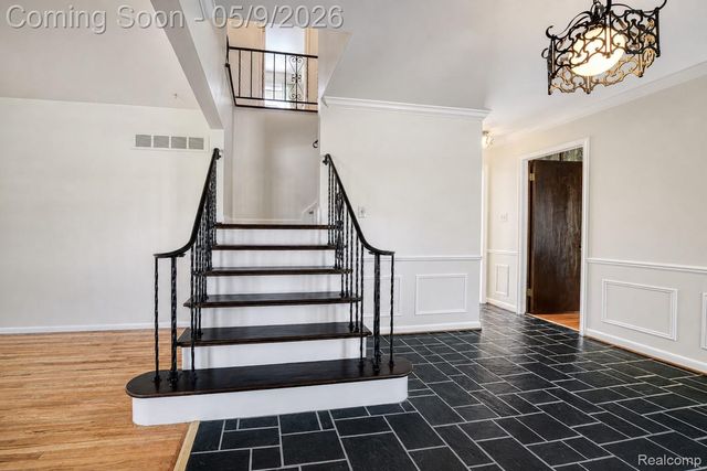 36368 Old Homestead Drive, Farmington, MI 48335