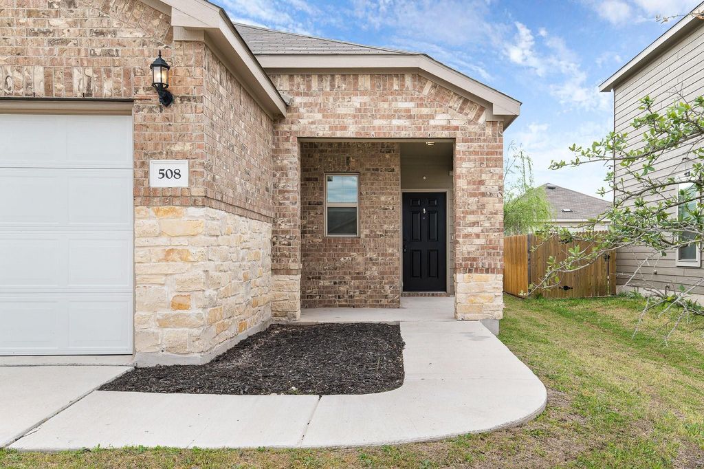 508 Crane Crest DR, Jarrell, TX 76537