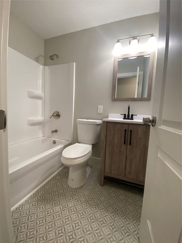 1910 63rd Street, Windsor Heights, IA 50324