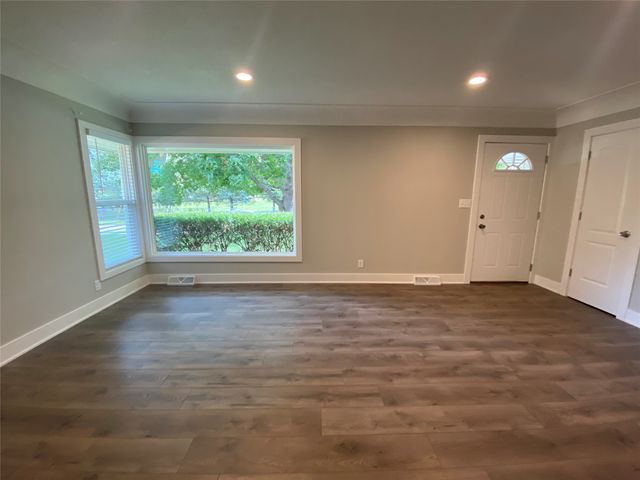 1910 63rd Street, Windsor Heights, IA 50324