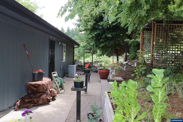 3345 Sample Rd, Falls City, OR 97344