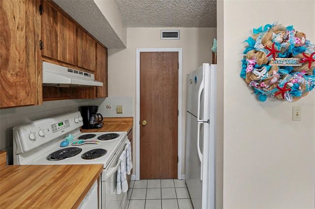 6400 46TH AVENUE N 214, Kenneth City, FL 33709