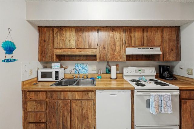 6400 46TH AVENUE N 214, Kenneth City, FL 33709