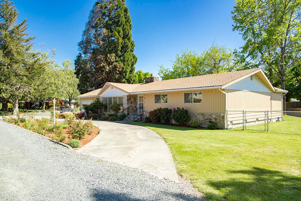 1195 E Park Street, Grants Pass, OR 97527