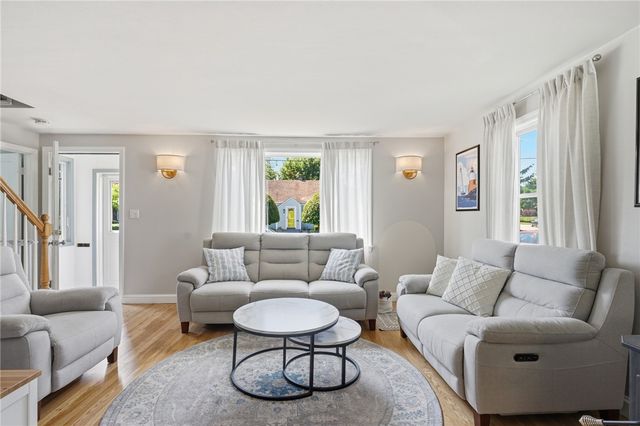 25 King Road, Middletown, RI 02842