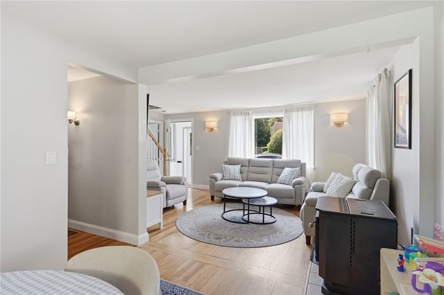 25 King Road, Middletown, RI 02842