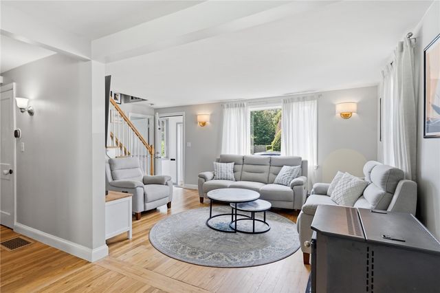 25 King Road, Middletown, RI 02842