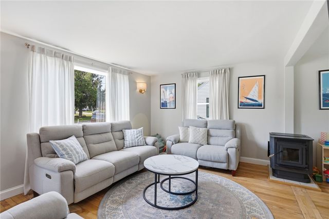 25 King Road, Middletown, RI 02842