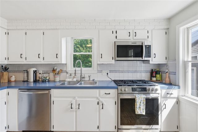 25 King Road, Middletown, RI 02842