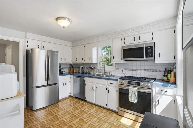 25 King Road, Middletown, RI 02842