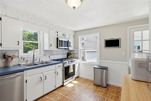 25 King Road, Middletown, RI 02842