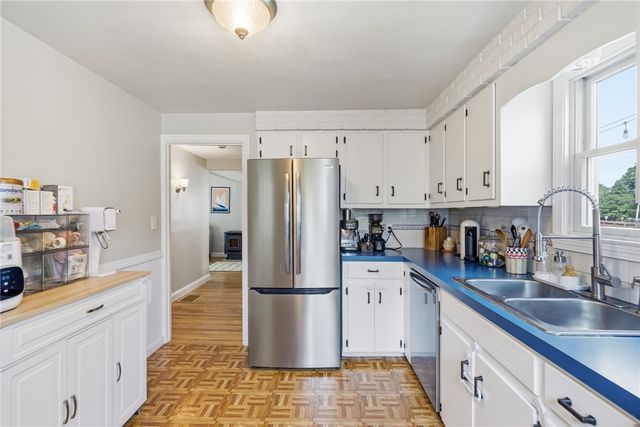 25 King Road, Middletown, RI 02842