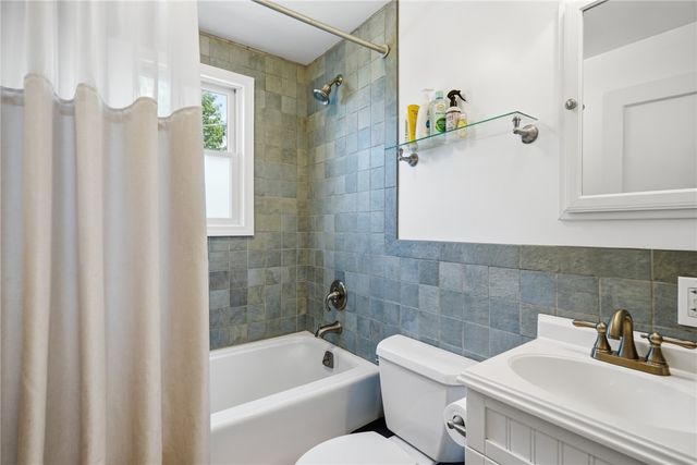 25 King Road, Middletown, RI 02842