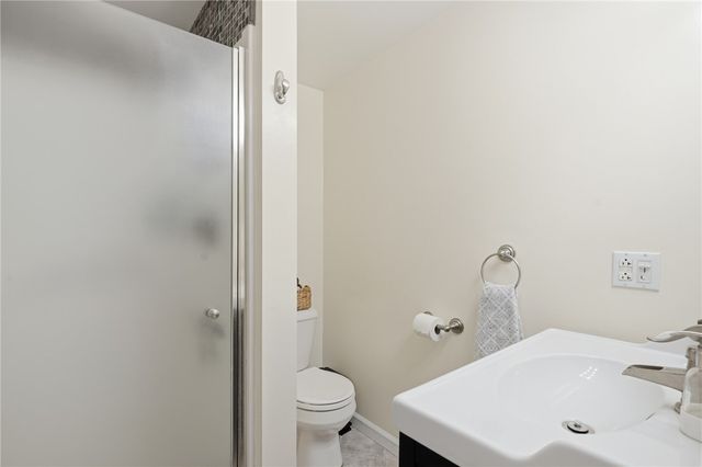 25 King Road, Middletown, RI 02842