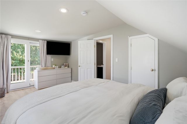 25 King Road, Middletown, RI 02842
