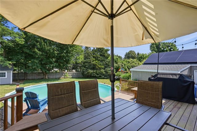25 King Road, Middletown, RI 02842