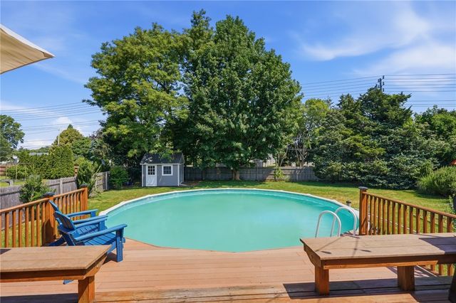 25 King Road, Middletown, RI 02842
