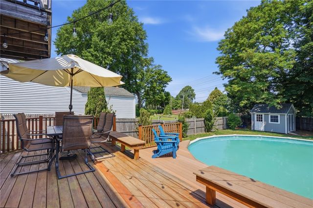 25 King Road, Middletown, RI 02842