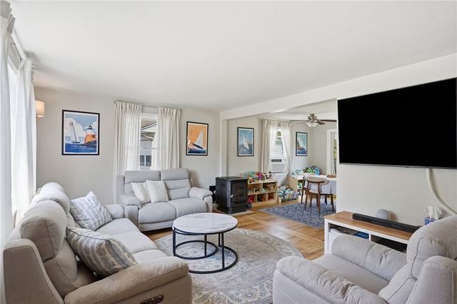 25 King Road, Middletown, RI 02842