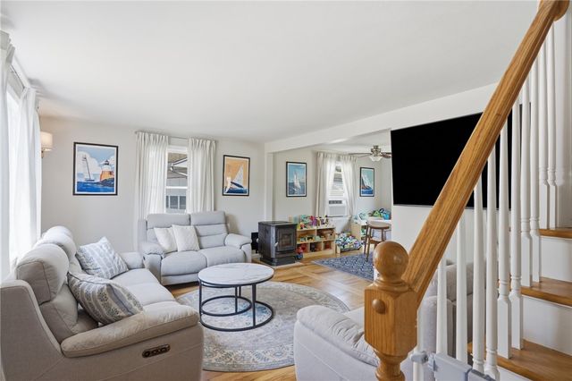 25 King Road, Middletown, RI 02842