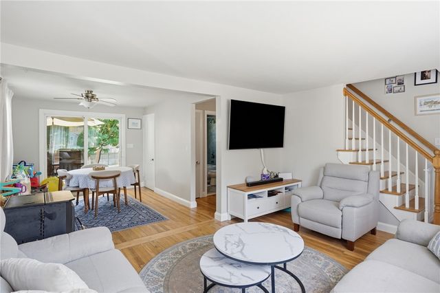 25 King Road, Middletown, RI 02842