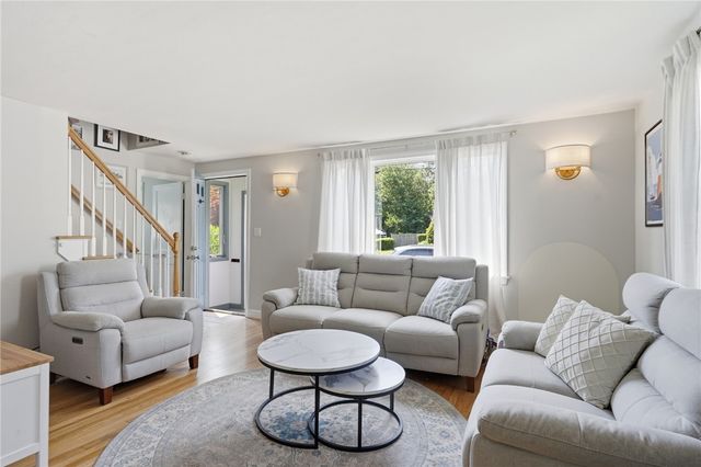 25 King Road, Middletown, RI 02842