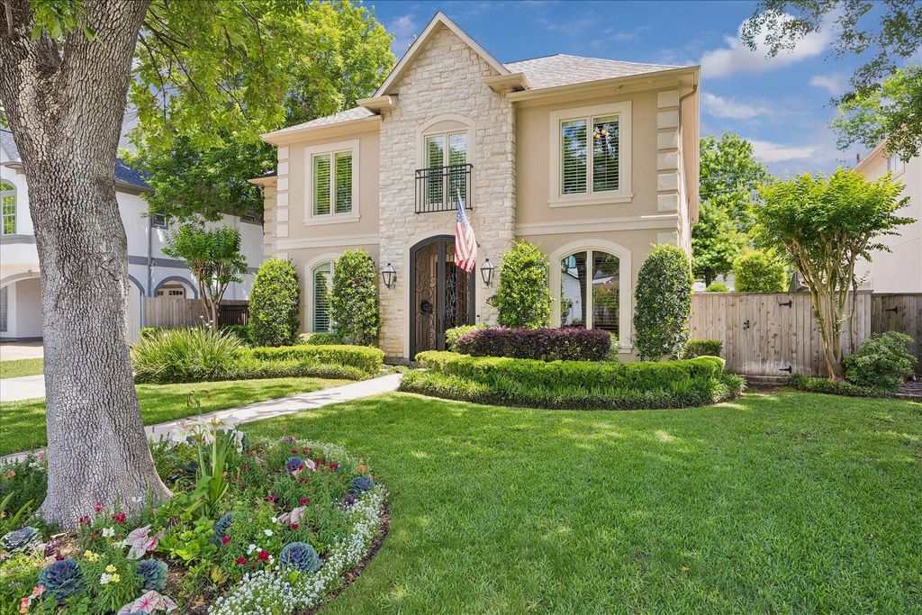 Image 1 of property listing at 802 Anderson Street, Bellaire, TX 77401