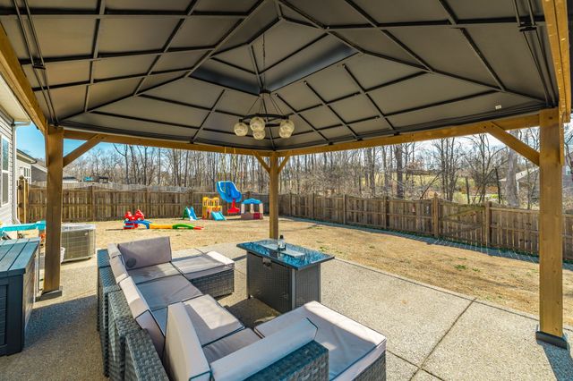 150 Crabourne Dr, White House, TN 37188