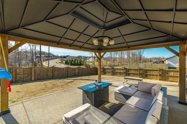 150 Crabourne Dr, White House, TN 37188